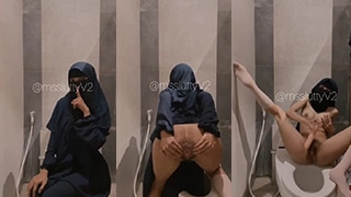 Miss Lutty Jilbab Binal Colmek di Toilet Mall